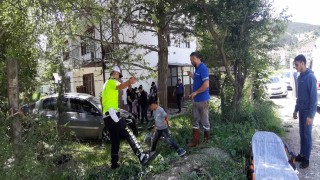 Boluda kontrolden çıkan otomobil bahçeye daldı: 1 yaralı