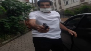 Boşanma aşamasındaki eşine silah çekti