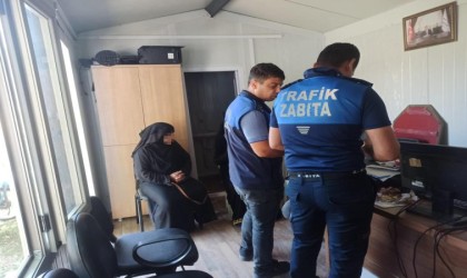 Boynuna astığı kartonla dilenerek dilsiz numarası yapan kadın zabıtadan kaçamadı