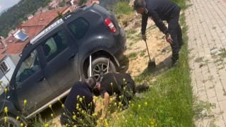 Bozüyük Belediyesi itfaiyesinden başarılı yılan operasyonu