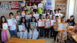 Bu okulda 10 ikiz ve 2 üçüz öğrenci karne heyecanı yaşadı