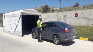 Bu tünele giren sürücüler trafik kurallarına karşı bilgilendiriliyor