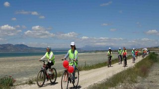 Burdur Gölü çevresinde bisiklet sürüp çöp topladılar