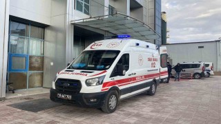 Burdurda bir genç kız arkadaşlarına baktığını iddia ettiği inşaat işçisini bıçakladı