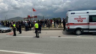 Burdurda otomobil ile çarpışan elektrikli bisiklet sürücüsü hayatını kaybetti, 3 kişi yaralandı