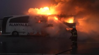 Burdurda seyir halindeki yolcu otobüsü tamamen yandı
