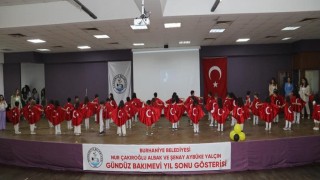 Burhaniyede minik öğrencilerin mezuniyet coşkusu