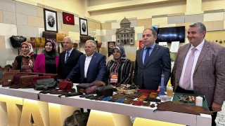 Büyükkılıç, Kadın Kooperatifleri Fuarını ziyaret etti, eşine çanta aldı