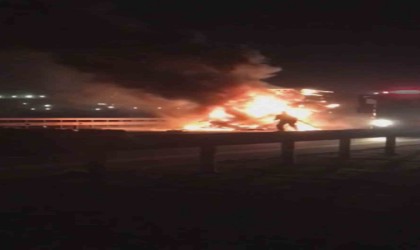 Çarpışan tırlardan biri alev alev yandı: 1 yaralı