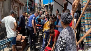 Çatıya çıkarken merdivenden düşerek yaralandı