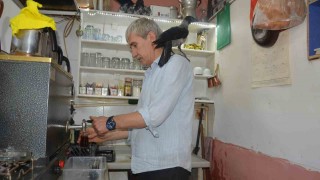 Çay ocağının maskotu Paşa isimli karga ile sahibinin ilginç dostluğu