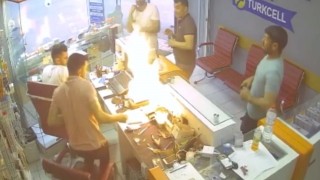 Cep telefonu bomba gibi patladı