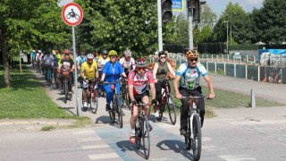 Çevre temizliğine bisiklet turuyla dikkat çektiler