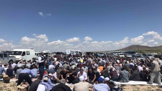 Çiftçiler tarlalarda şükür duası yaptı