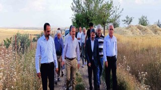 Çiftçilerle birlikte hububat hasadı yaptı