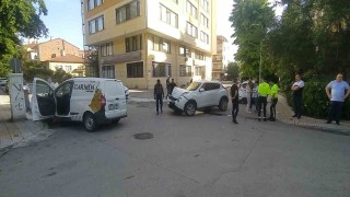 Cip ile hafif ticari araç çarpıştı: 1 yaralı