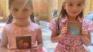 Çocuklar sabun yapımının inceliklerini öğreniyor