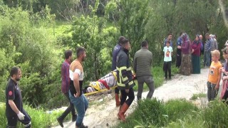 Çöp atmak isterken dereye düşen kadını itfaiye ekipleri kurtardı