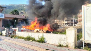 Çöplük alandaki yangın tekneyi küle çevirdi