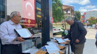 Cumhurbaşkanı Erdoğanın zaferini 25 kilo baklava dağıtarak kutladı