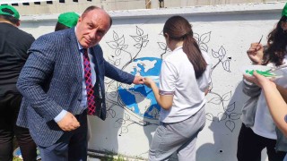 Çuvallarla yarıştılar, duvara resim çizdiler