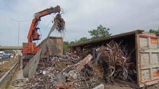 D100de hurda yüklü tır devrildi: Yol 3 saat kapalı kaldı