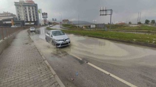 D100deki su birikintisi sürücülere zor anlar yaşattı