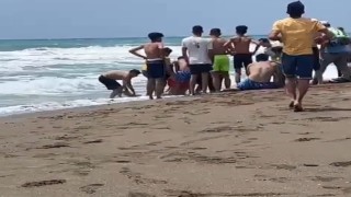 Denizde çocuklarını kurtarmak isteyen baba yaşamını yitirdi