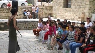 Deprem bölgesinde çocukların yüzünü gülümseten masal