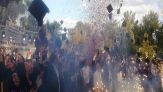 Deprem bölgesinde mezun olan öğrenciler sevinç ve hüznü bir arada yaşadı