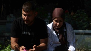 Depremde 7 yakınını kaybeden iki kardeş babalarının kabrini ziyaret etti