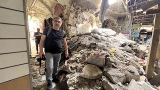 Depremde yıkılan tarihi mekanları fotoğraflıyor