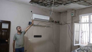 Depremden hasarsız çıkan evin tavanı çöktü