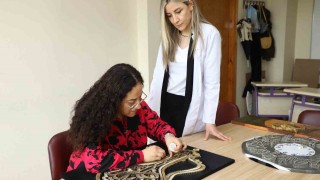 Depremin etkilerini katıldığı kurs ile atlatıyor