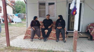 Depremin merkezinde gönüllere dokunan Vali