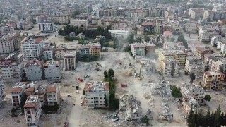Depremin vurduğu Hatayda ağır hasarlı binalar yıkılıyor