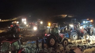 Depremzede çiftçilerin ekili alanı alev alev yandı