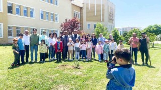 Depremzede çocuklar film izleyip fidan dikti