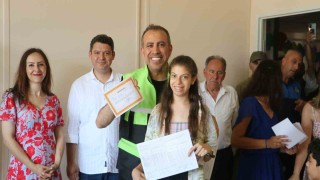 Depremzede çocuklar karnesini Haluk Leventten aldı