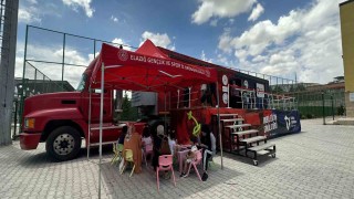 Depremzede çocuklar mobil simülatör ile eğlendi