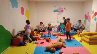 Depremzede çocuklara moral