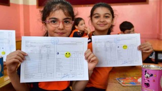 Depremzede öğrenciler karnelerini alırken öğretmenlerinin elini öptü