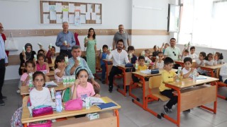 Depremzede öğrencilere süt dağıtıldı