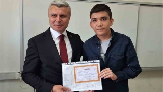 Depremzede Yusuf Kağan okul birincisi olmanın gururunu yaşıyor