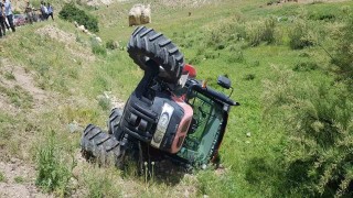Devrilen traktörün kabinli olması sürücüyü kurtardı