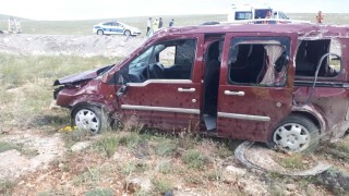 Direksiyon hakimiyeti kaybedilen araç takla atarak tarlaya uçtu: 3 yaralı