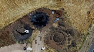 Diyarbakır sıcağında alın teri döken işçiler, ateş karşısında mangal kömürü üretiyor