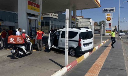 Diyarbakırda çarpışan otomobillerden biri petrol istasyonuna daldı: 1i çocuk 5 yaralı