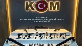 Diyarbakırda eğlence mekanında çok sayıda silah ele geçirildi