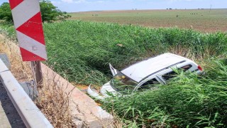 Diyarbakırda hafif ticari araç yol kenarına savruldu: 1 yaralı
